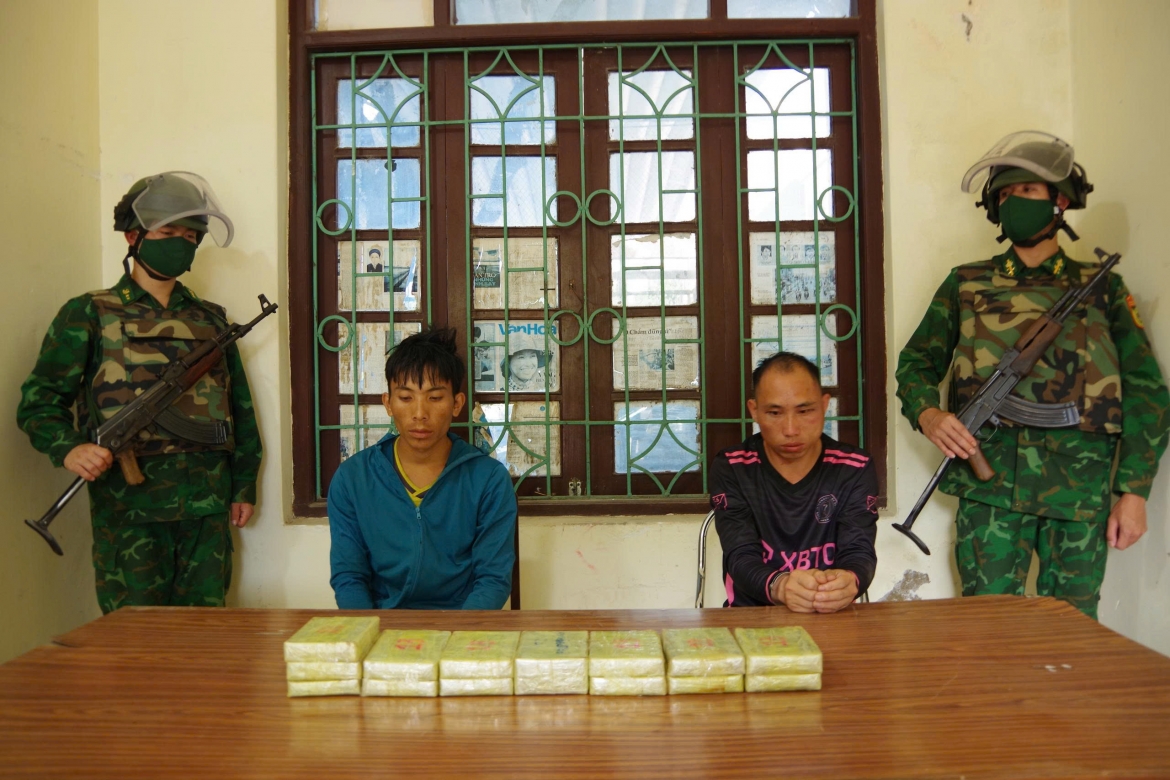 2 doi tuong bi bat khi dang van chuyen 15 banh heroin hinh anh 1