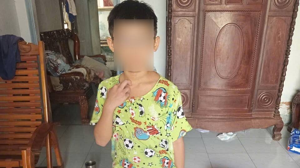 cong an lam viec voi nguoi cha danh con trai 8 tuoi o tp.hcm hinh anh 1