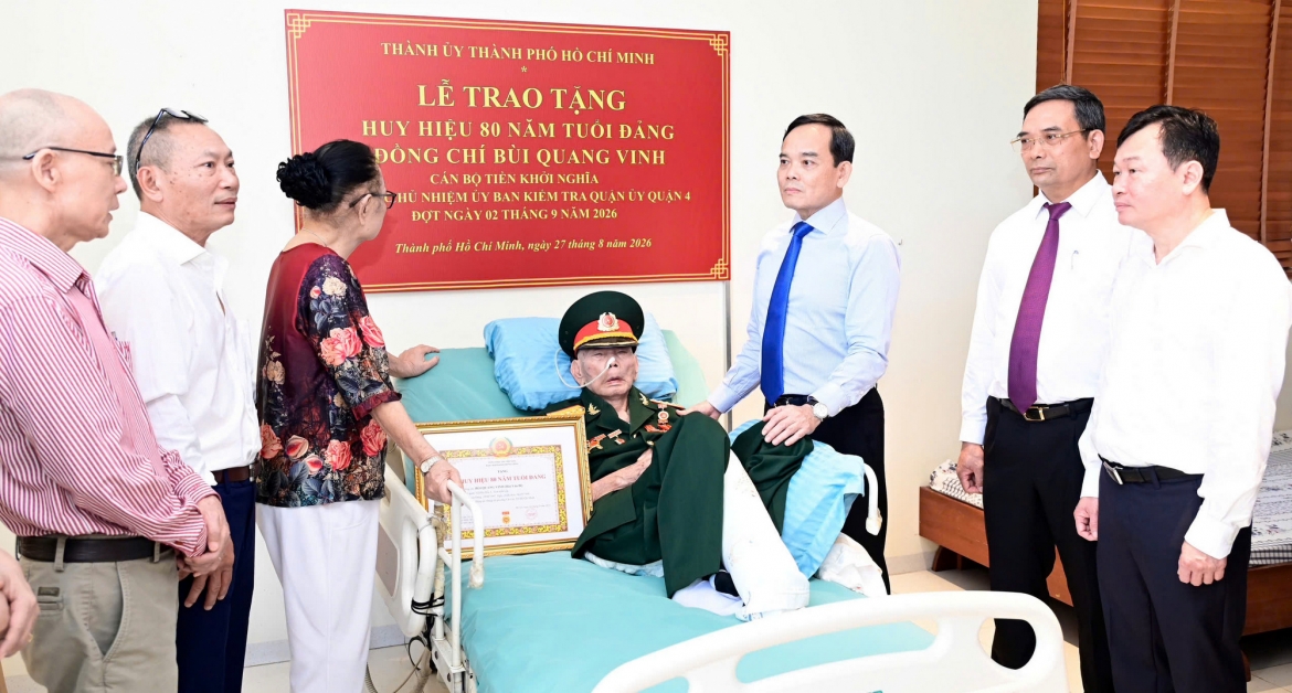bi thu thanh uy tp.hcm trao huy hieu 80 nam tuoi Dang cho hai dang vien hinh anh 1