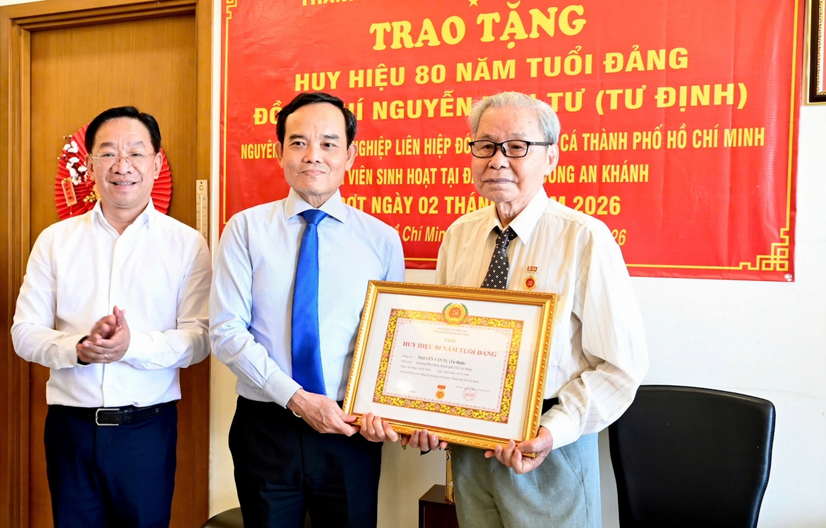 Bí thư Thành ủy TP.HCM trao Huy hiệu 80 năm tuổi Đảng cho hai đảng viên