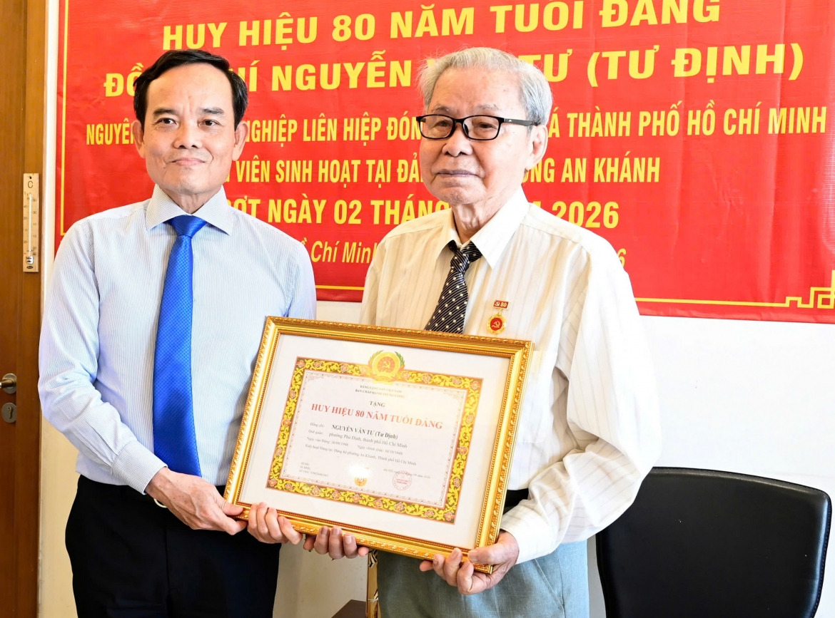 bi thu thanh uy tp.hcm trao huy hieu 80 nam tuoi Dang cho hai dang vien hinh anh 2