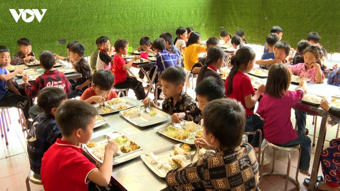 bua an ban tru ha noi siet chat tu dau vao den tung suat an hinh anh 1