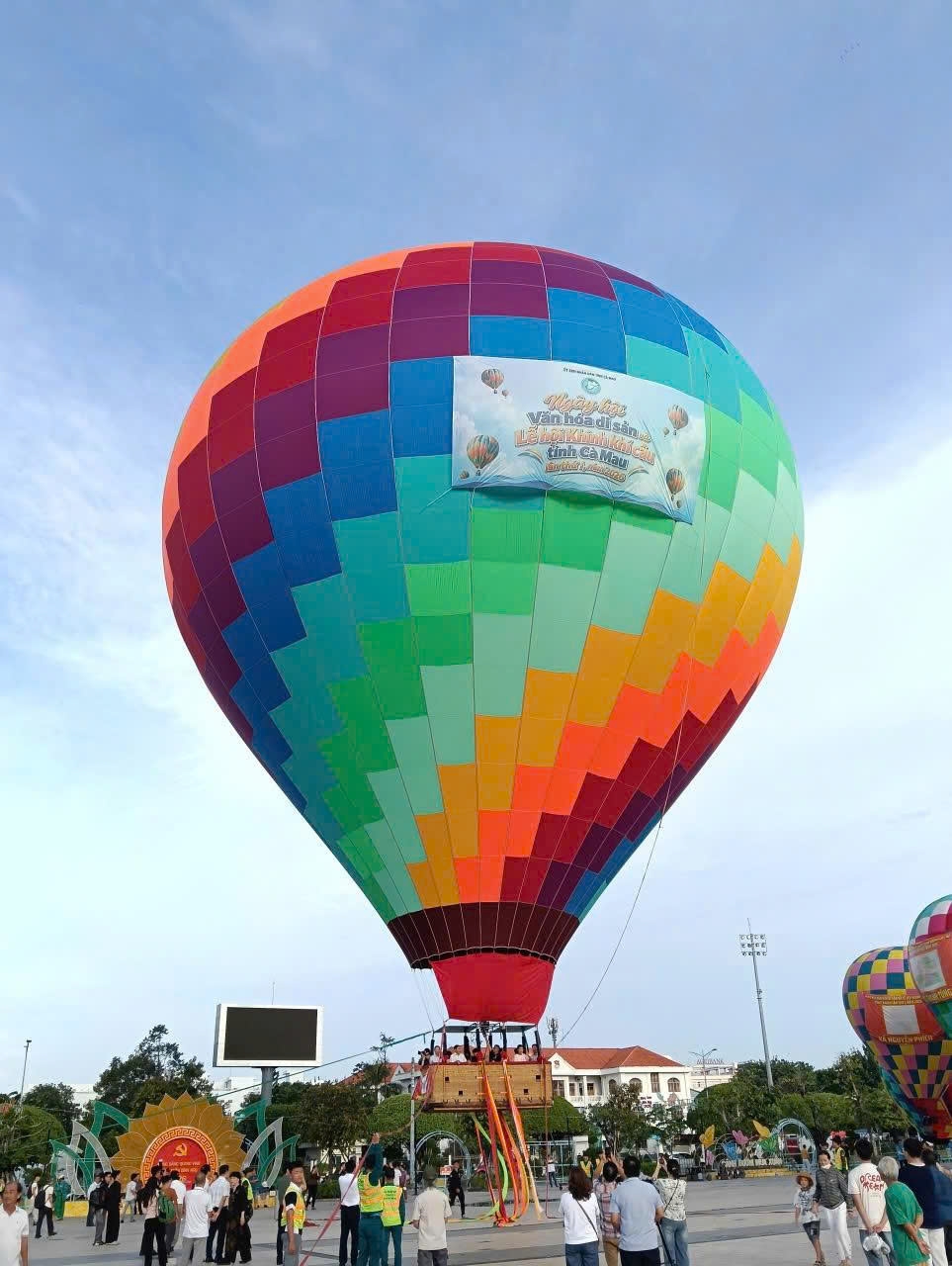 vietnam s largest tourism hot-air balloon launched in ca mau picture 1