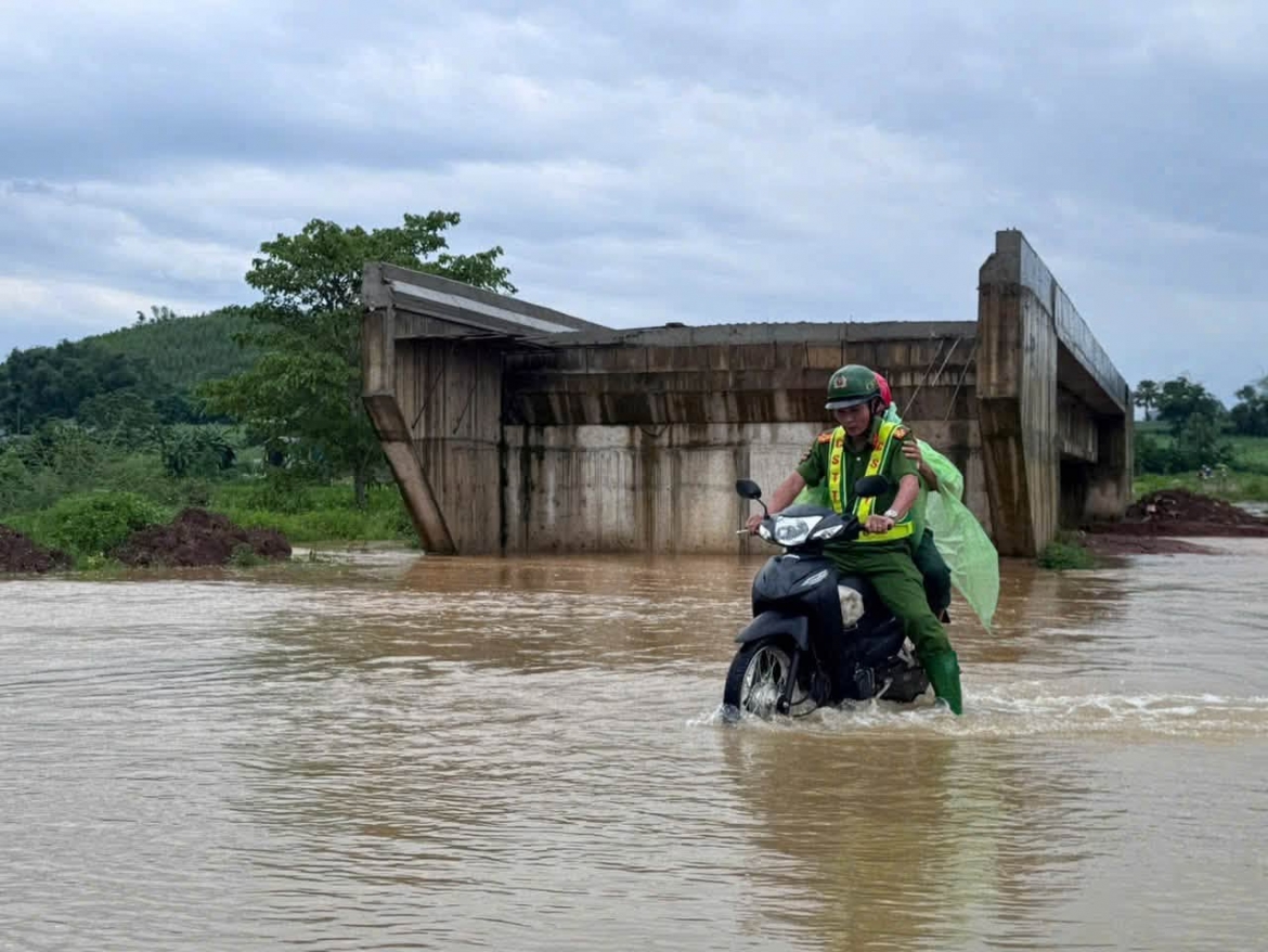 mua lu dang cao, cong an xa muong bi phu tho ho tro nguoi dan qua diem ngap hinh anh 3