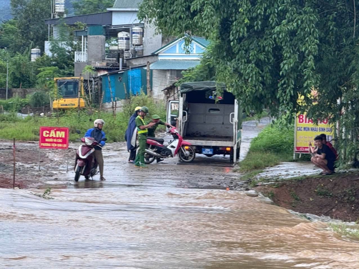 mua lu dang cao, cong an xa muong bi phu tho ho tro nguoi dan qua diem ngap hinh anh 1