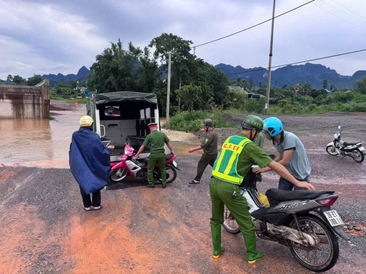 mua lu dang cao, cong an xa muong bi phu tho ho tro nguoi dan qua diem ngap hinh anh 2