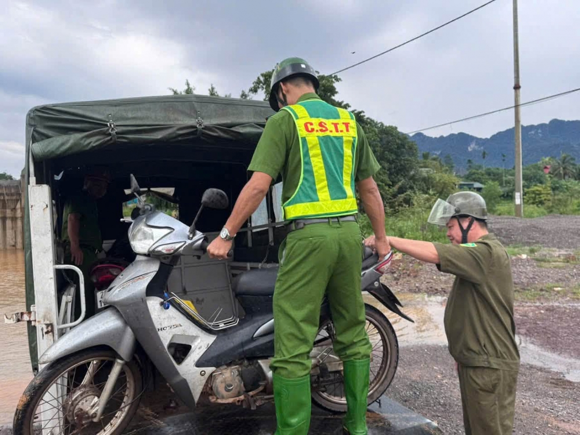 mua lu dang cao, cong an xa muong bi phu tho ho tro nguoi dan qua diem ngap hinh anh 4