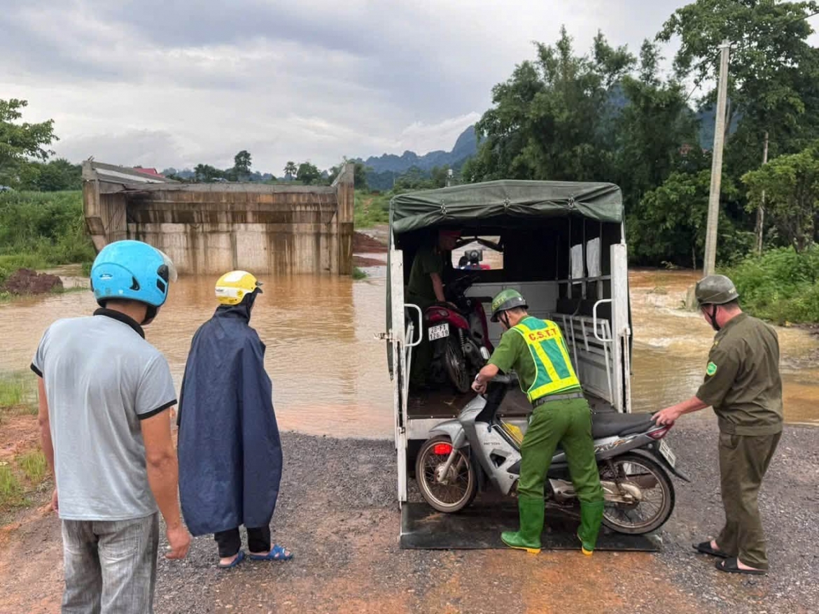 mua lu dang cao, cong an xa muong bi phu tho ho tro nguoi dan qua diem ngap hinh anh 5