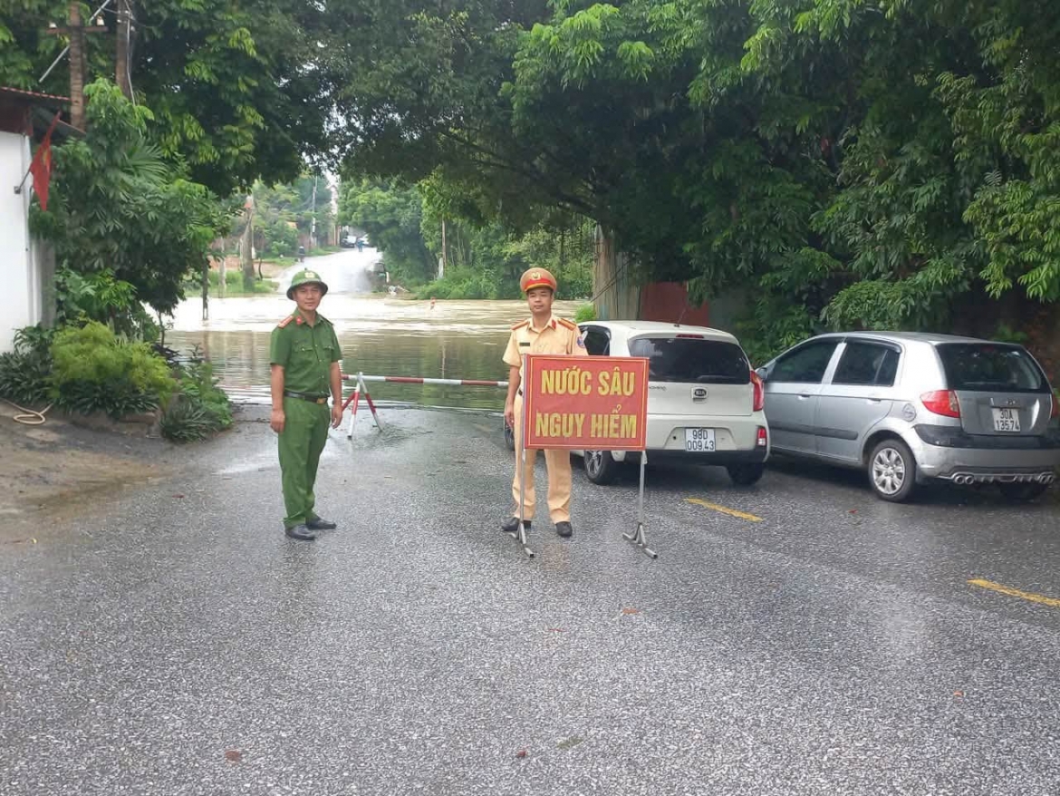 mua lu dang cao, cong an xa muong bi phu tho ho tro nguoi dan qua diem ngap hinh anh 9
