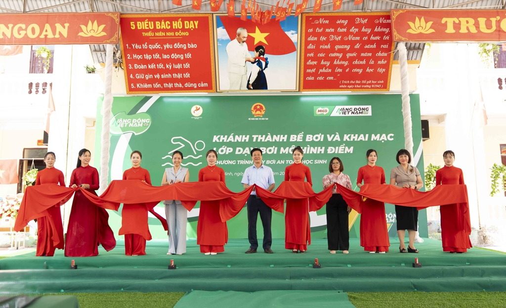nestle viet nam trao tang be boi va lop day boi mo hinh diem tai bac ninh hinh anh 1