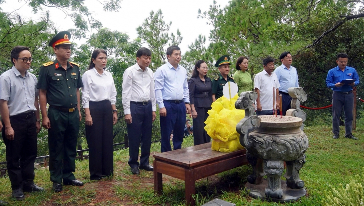 dang huong tuong nho Dai tuong vo nguyen giap tai vung chua- Dao yen hinh anh 4