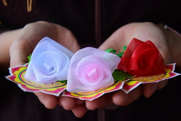 vi sao cai hoa hong len ao trong ngay le vu lan hinh anh 1