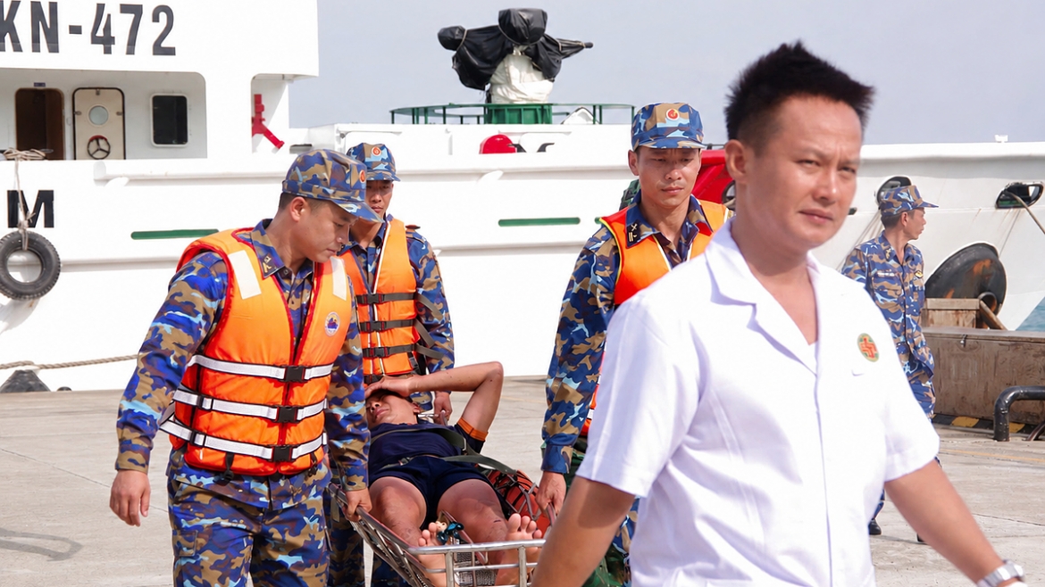 Dao truong sa tiep nhan, cham soc 32 ngu dan tau ca qna 90859-ts gap nan hinh anh 3