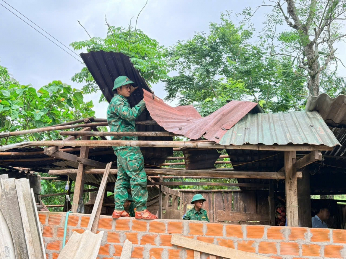 mua giong loc xoay gay thiet hai nha dan tai khu vuc xa la lay, quang tri hinh anh 1