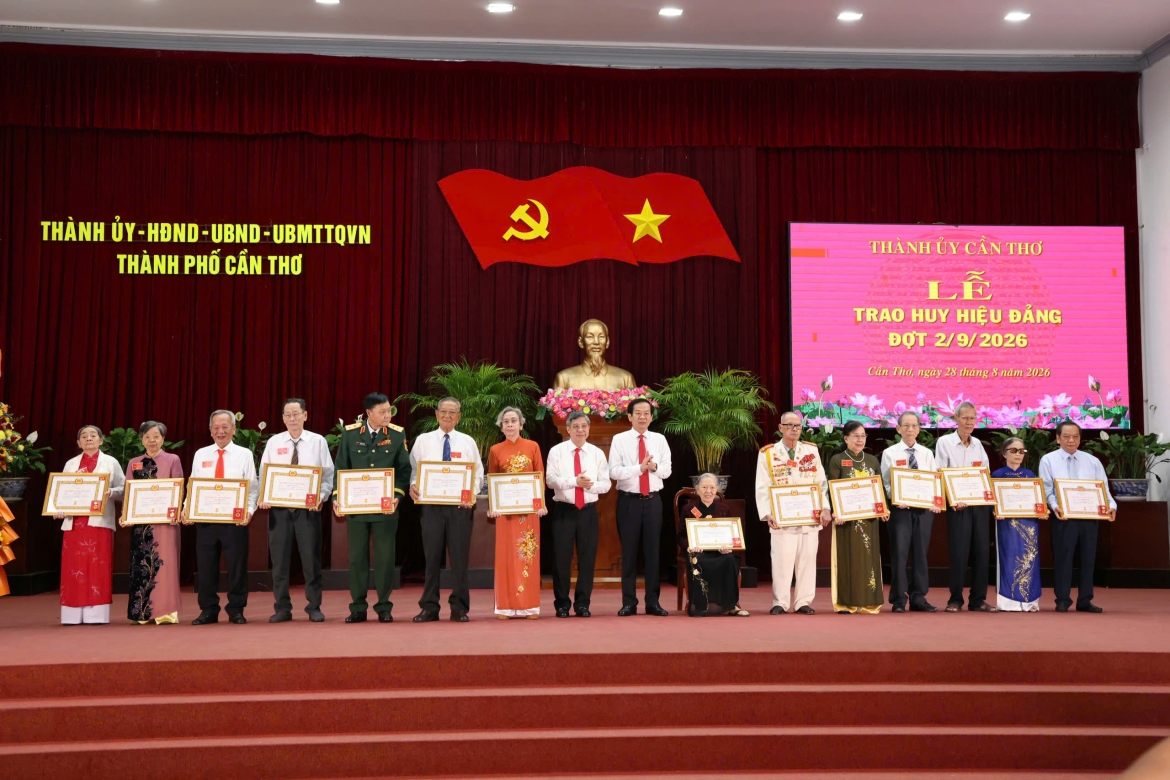 can tho hop mat ky niem 81 nam cach mang thang tam va quoc khanh 2 9 hinh anh 3