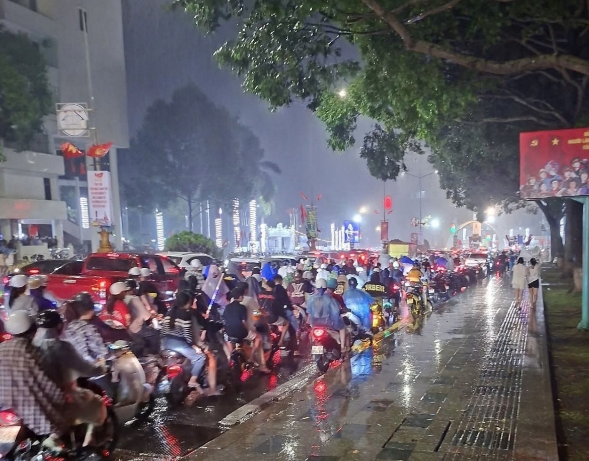co dong vien Dak lak doi mua di bao mung doi tuyen viet nam chien thang hinh anh 1