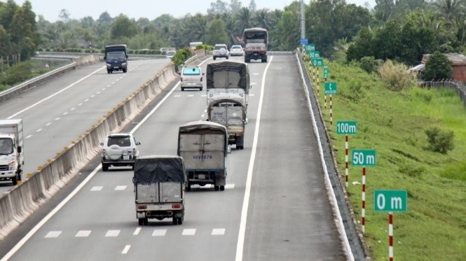 tai xe bay meo giu khoang cach an toan tren cao toc tranh bi phat hinh anh 2
