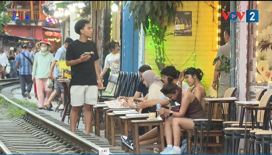 Phố cà phê đường tàu - sức hút du lịch hay bài toán an toàn?