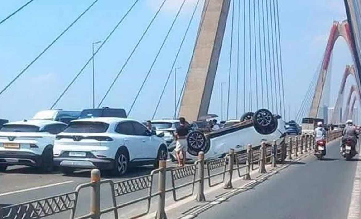 Hai vụ va chạm liên tiếp trên cầu Nhật Tân, ô tô lật ngửa, giao thông ùn tắc