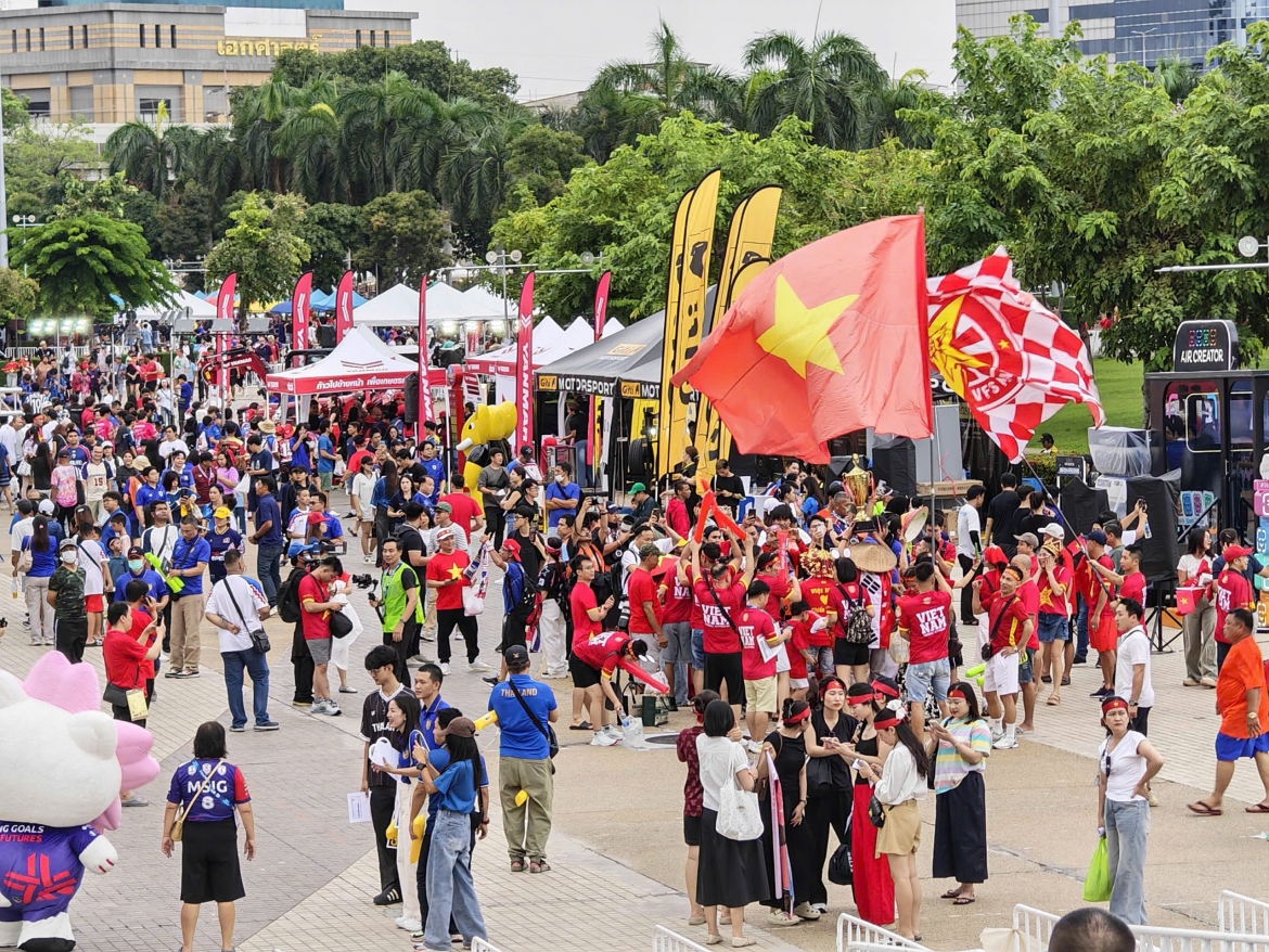 CĐV Việt Nam đội mưa tới Rajamangala tiếp lửa chung kết ASEAN Cup 2026
