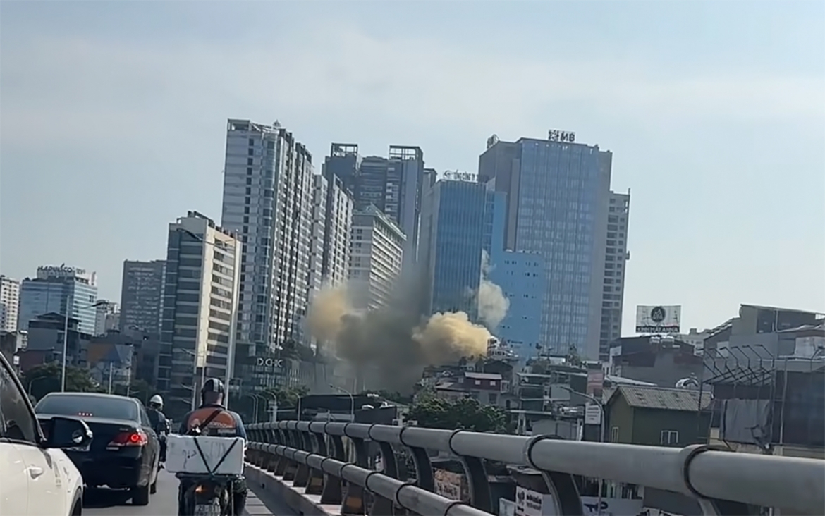 nha hang tren pho hoang ngan - le van luong ha noi chay du doi vao gio cao diem hinh anh 3