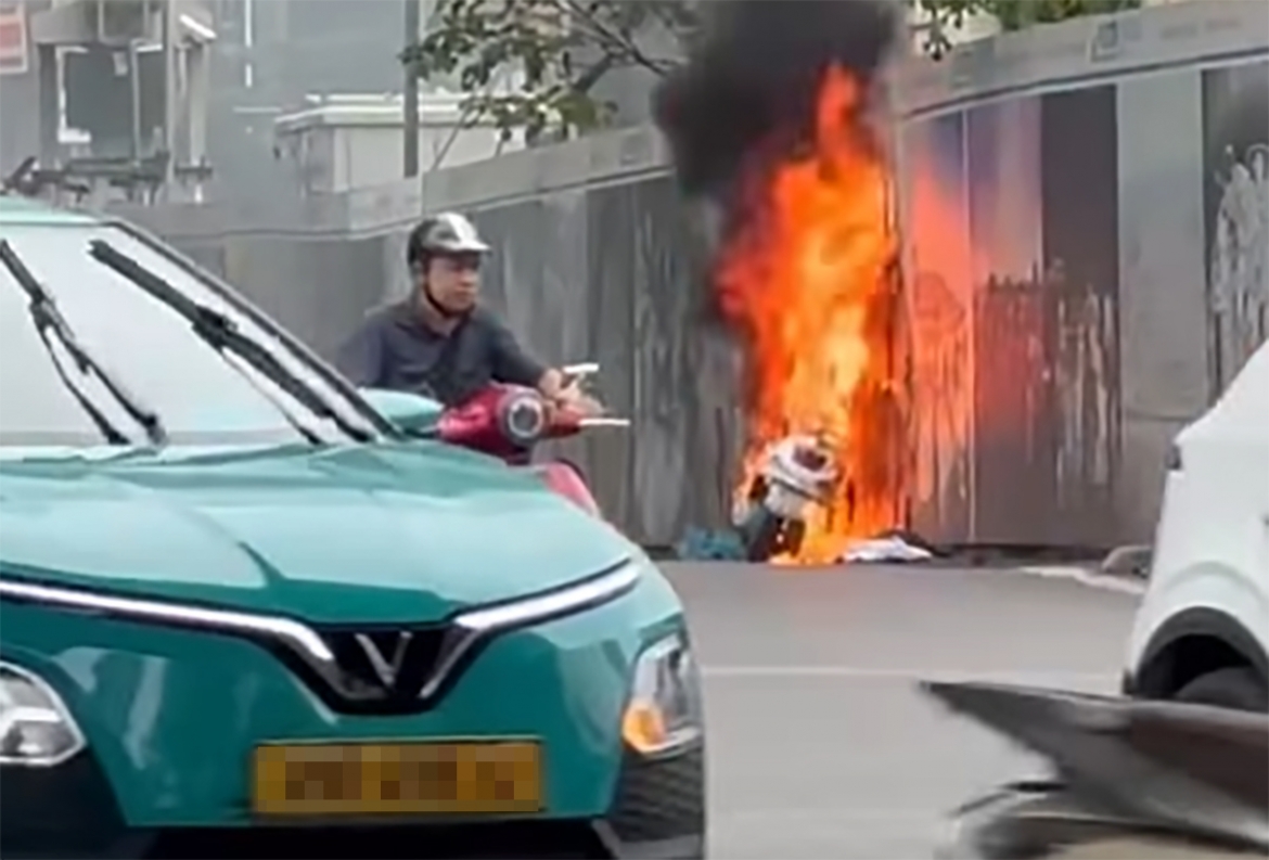 xe may dang luu thong bat ngo boc chay tai nga tu kim ma - lieu giai, ha noi hinh anh 1