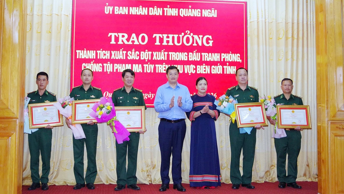 khen thuong cac ca nhan, tap the co thanh tich pha vu van chuyen 28,8 kg ma tuy hinh anh 2