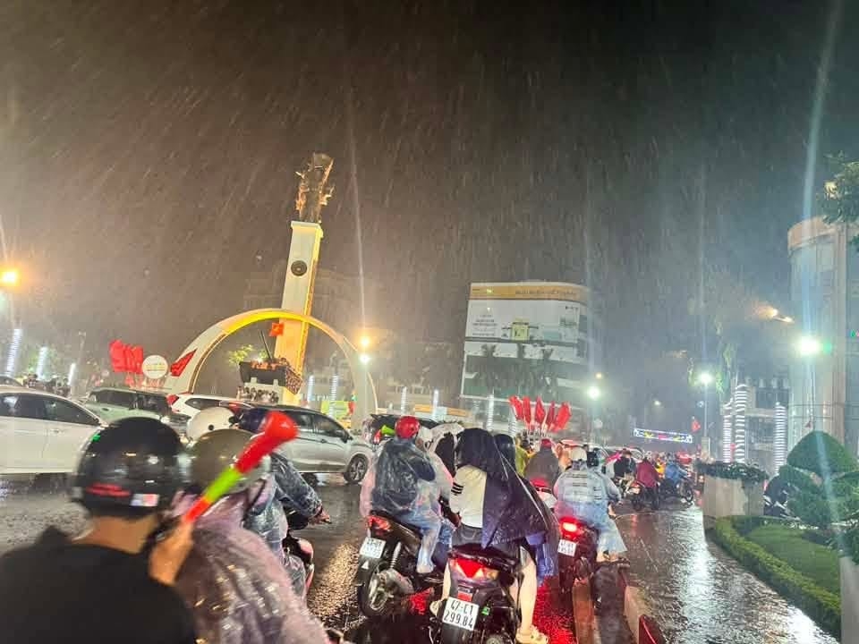 Cổ động viên Đắk Lắk đội mưa đi “bão” mừng đội tuyển Việt Nam chiến thắng