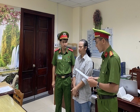 khoi to chu cua hang ban giay, dep gia mao nhan hieu noi tieng hinh anh 1