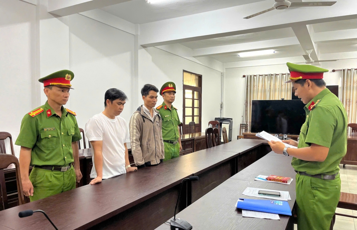 nhom can bo tram y te lap khong hon 3.500 don thuoc, tham o 614 trieu dong hinh anh 1