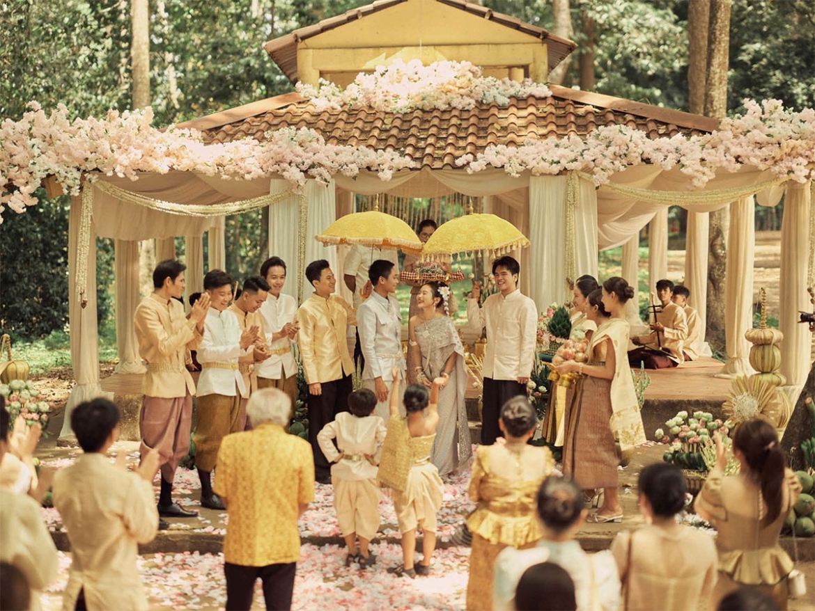 co dau phuong my chi lan toa van hoa khmer trong hon le dep nhu mo hinh anh 4