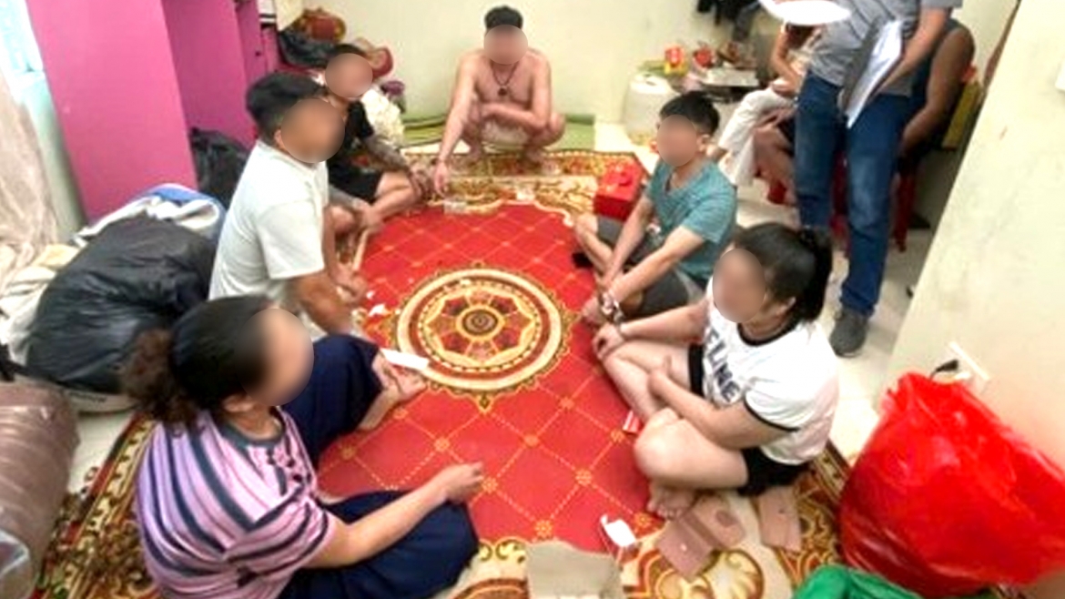 cong an ha noi lien tiep bat qua tang nhieu vu danh bac kieu lo de hinh anh 2