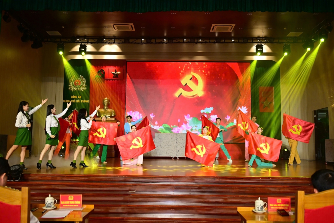 canh sat kinh te hai phong 70 nam ban linh, tri tue va tan tuy hinh anh 1
