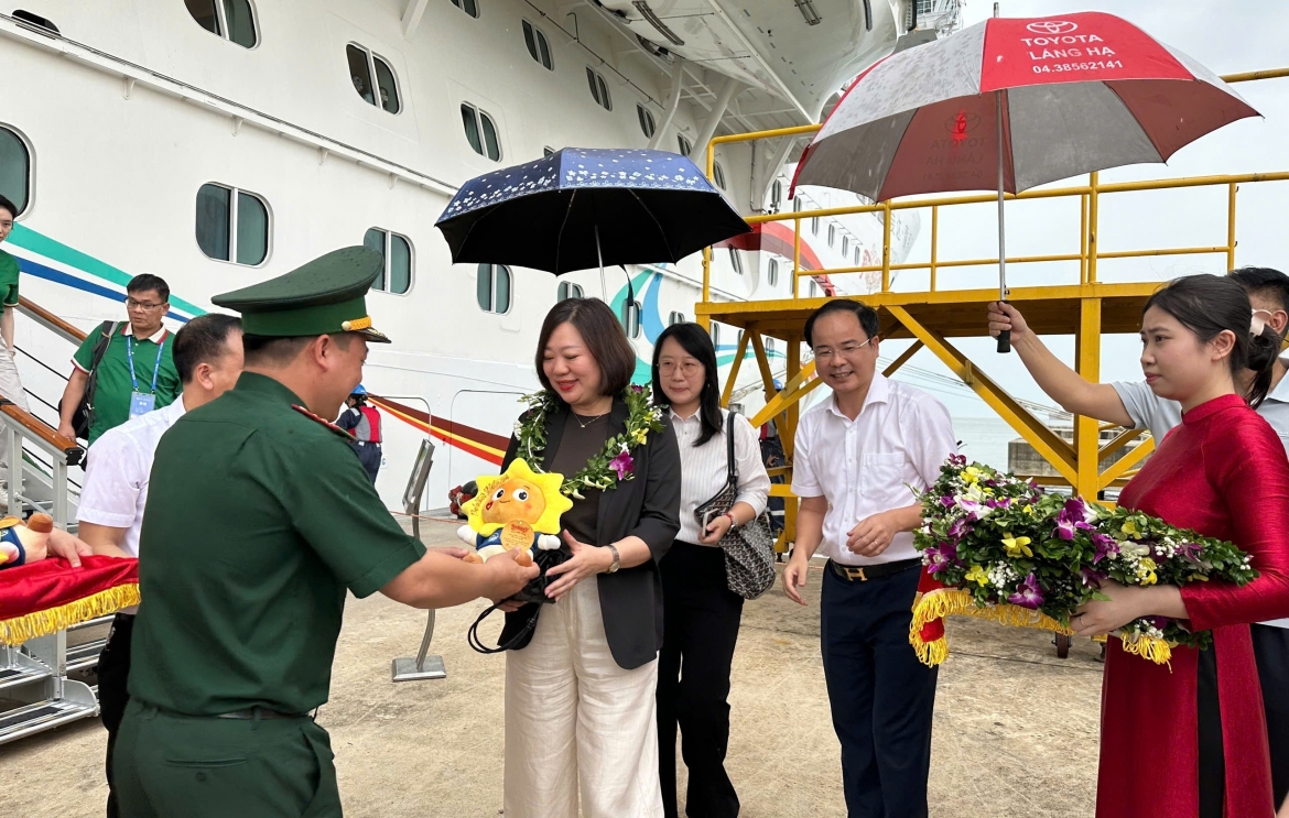 adora magic city brings around 4,500 tourists to ha long picture 1