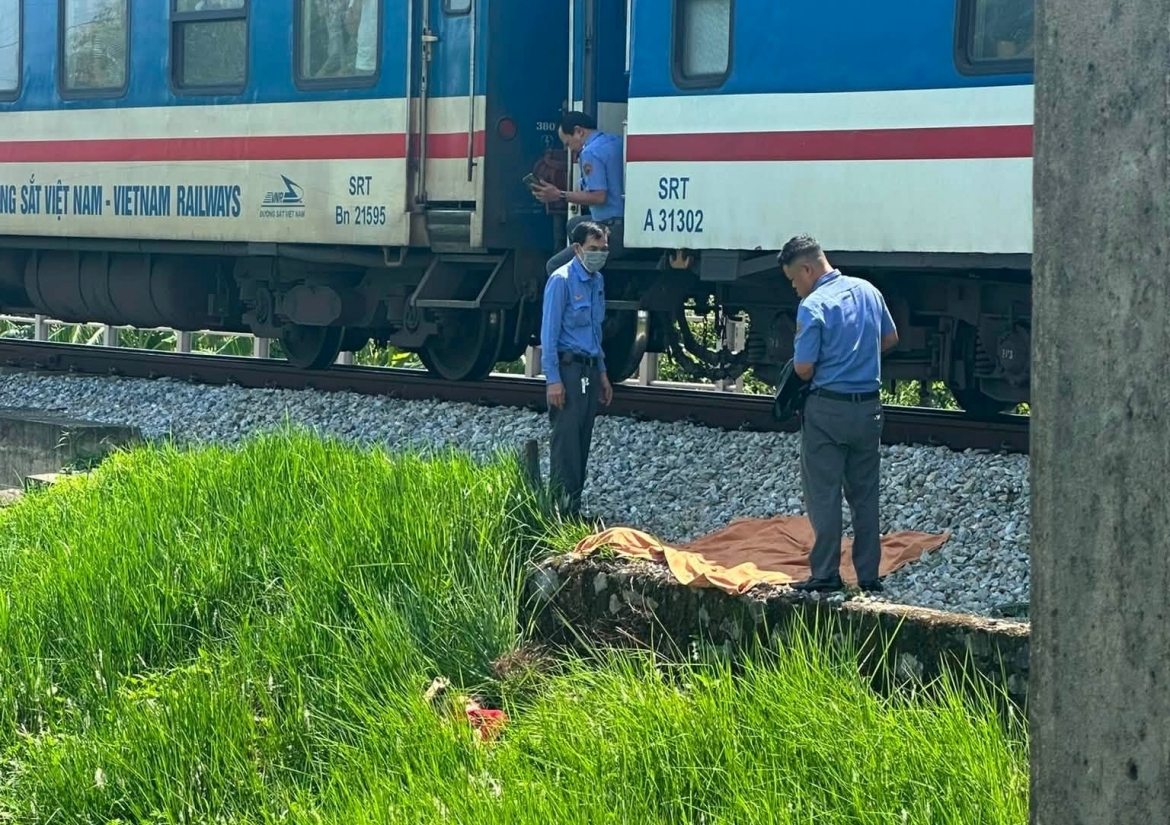 Di vao duong ngang giao duong sat, cu ba bi tau khach tong tu vong hinh anh 1
