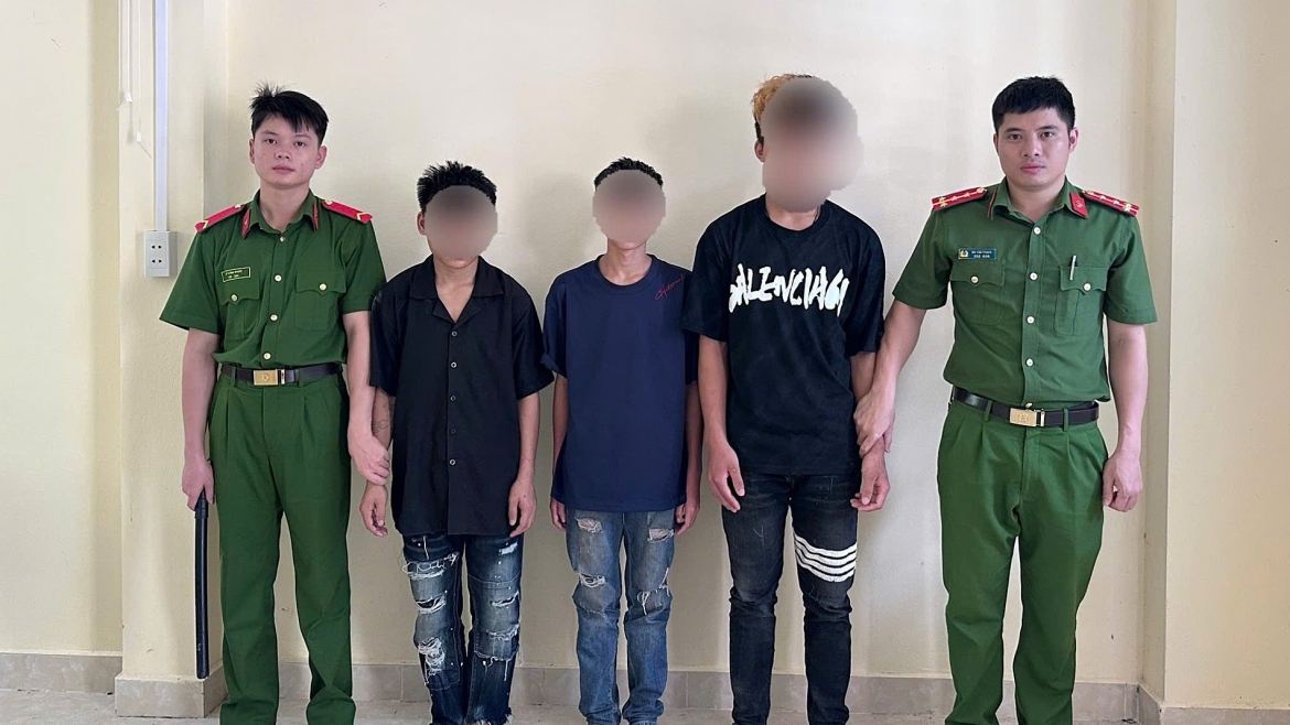 khoi to 3 thieu nien dung kiem, gay kim loai cuop tai san hinh anh 1