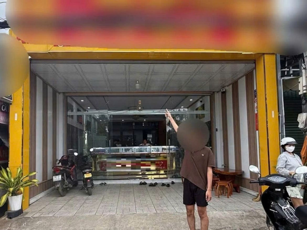 gia lam khach mua hang roi cuop giat lac tay bang vang hinh anh 1