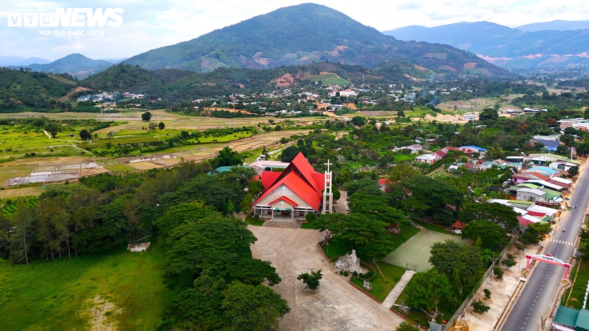 da tong stone church - a highland sanctuary built from mountain stones and faith picture 2