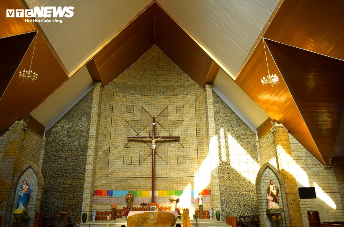 da tong stone church - a highland sanctuary built from mountain stones and faith picture 7
