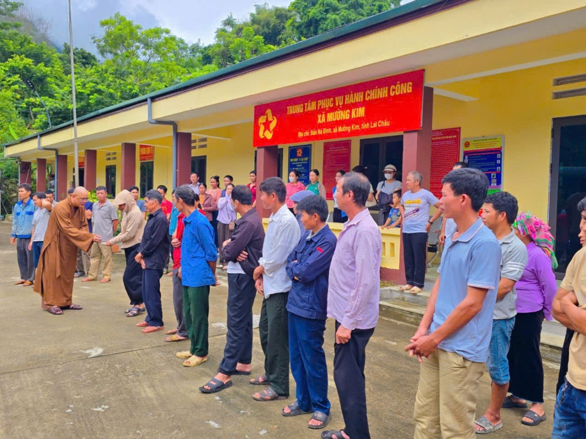 chua lien hoa trao tang 500 trieu dong ho tro nguoi dan vung lu lai chau hinh anh 2