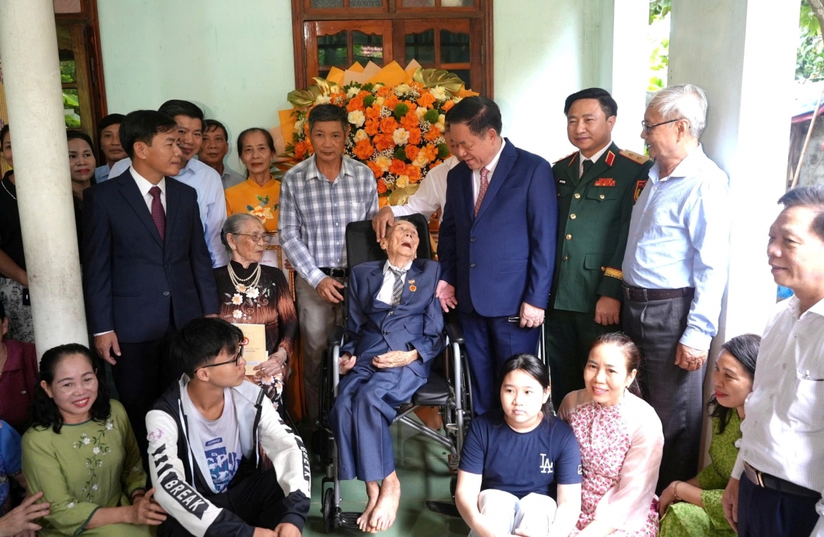 Dai tuong nguyen trong nghia trao huy hieu 80 nam tuoi Dang tang dang vien hinh anh 3