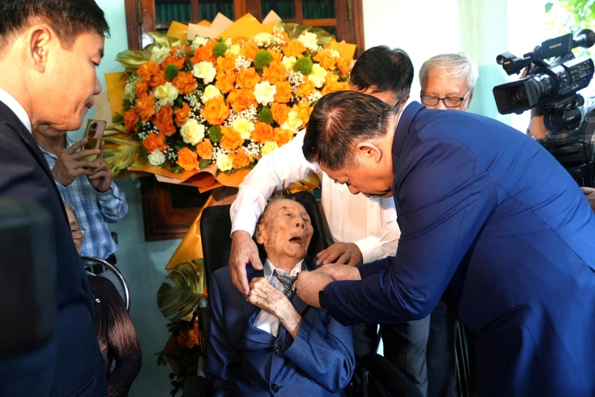 Dai tuong nguyen trong nghia trao huy hieu 80 nam tuoi Dang tang dang vien hinh anh 2