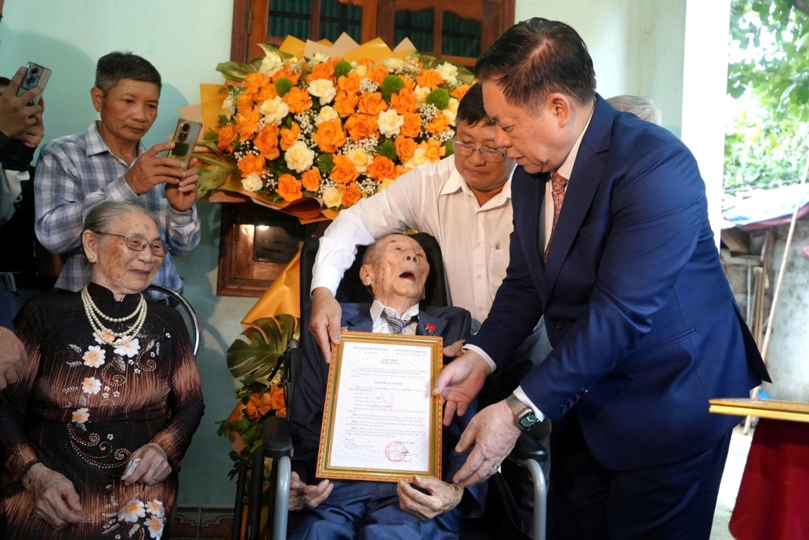 Dai tuong nguyen trong nghia trao huy hieu 80 nam tuoi Dang tang dang vien hinh anh 1