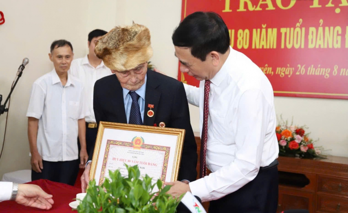 Đại tướng Phan Văn Giang trao Huy hiệu 80 năm tuổi Đảng tại Thái Nguyên