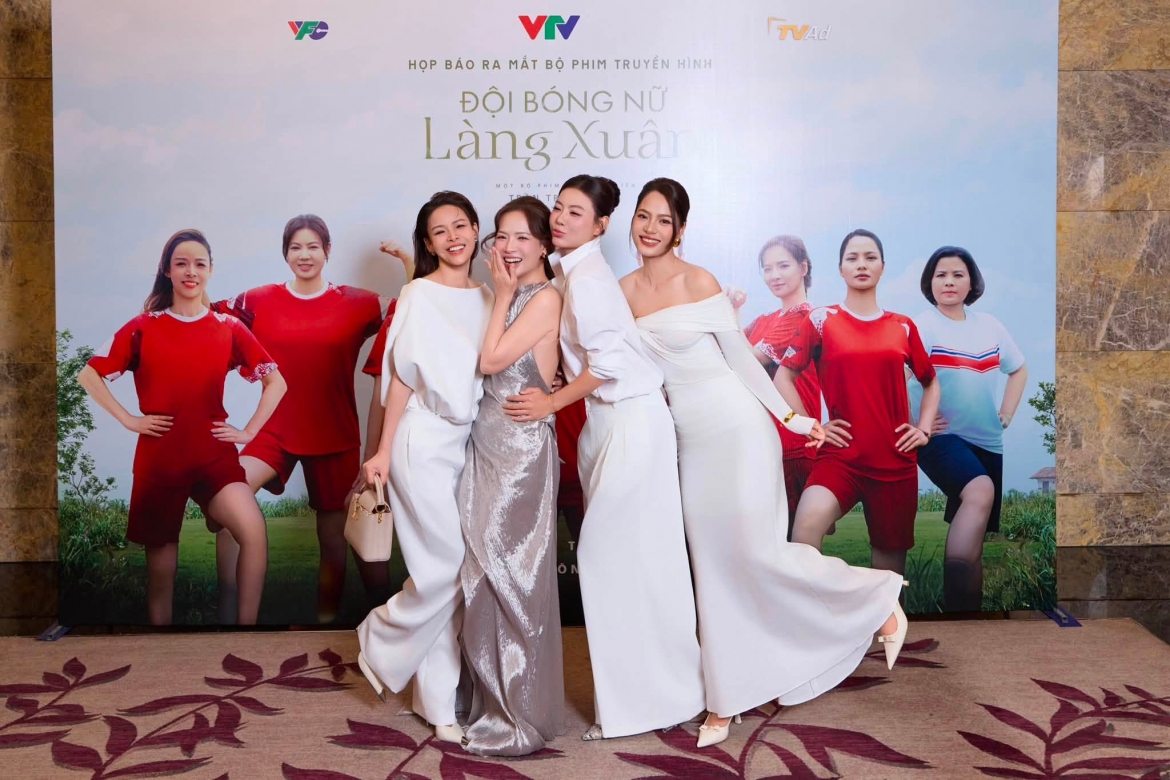 Dan le tai xuat tren phim truyen hinh, gay bat ngo voi chong va 2 con trai hinh anh 4