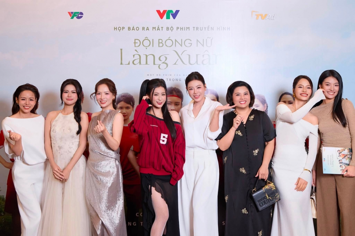 Dan le tai xuat tren phim truyen hinh, gay bat ngo voi chong va 2 con trai hinh anh 5