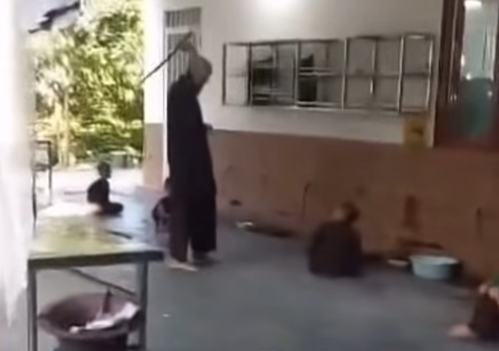 vu nguoi dan ong dau troc danh be trai o chua bau bat mot doi tuong hinh anh 1