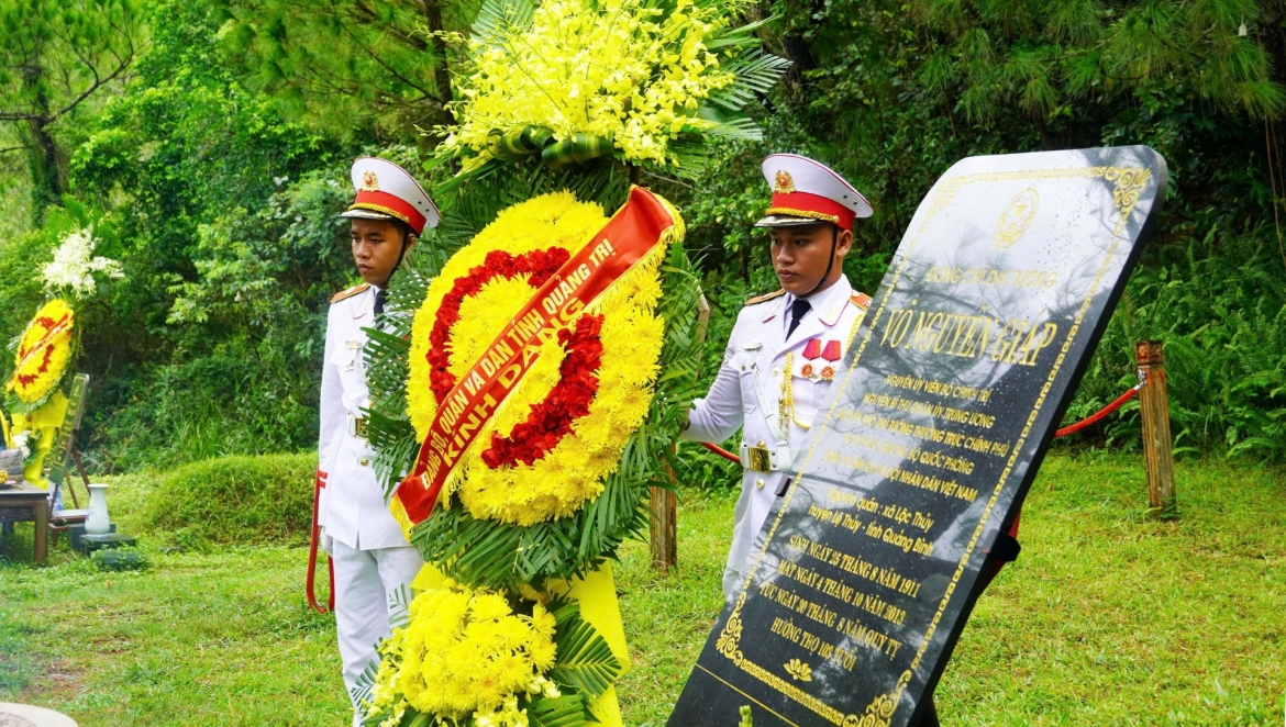 dang huong tuong nho Dai tuong vo nguyen giap tai vung chua- Dao yen hinh anh 1