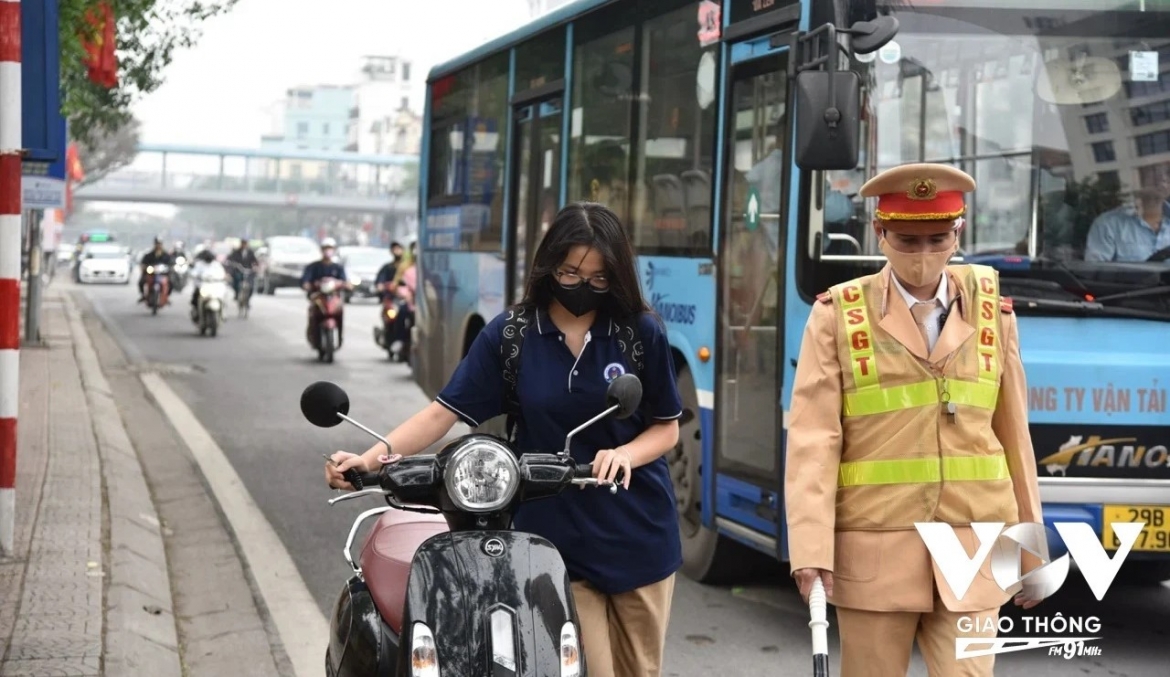 Di xe dien khong doi mu bao hiem, khong gan bien so bi phat bao nhieu hinh anh 1