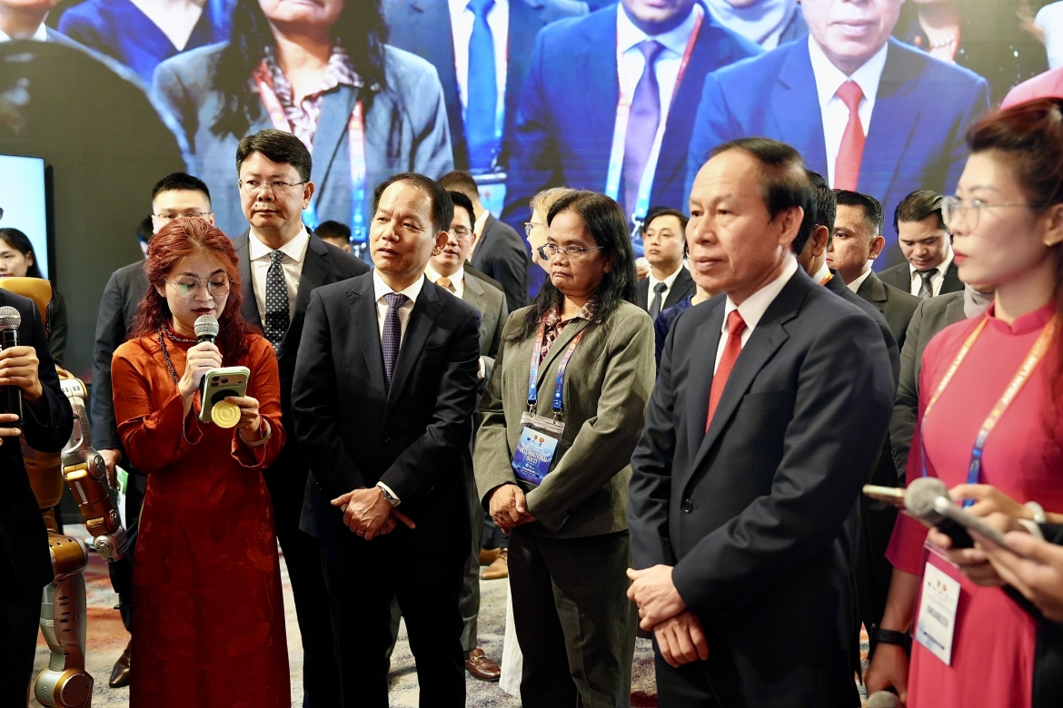 pho thu tuong le tien chau tham quan trien lam san pham cong nghe, ung dung ai hinh anh 4